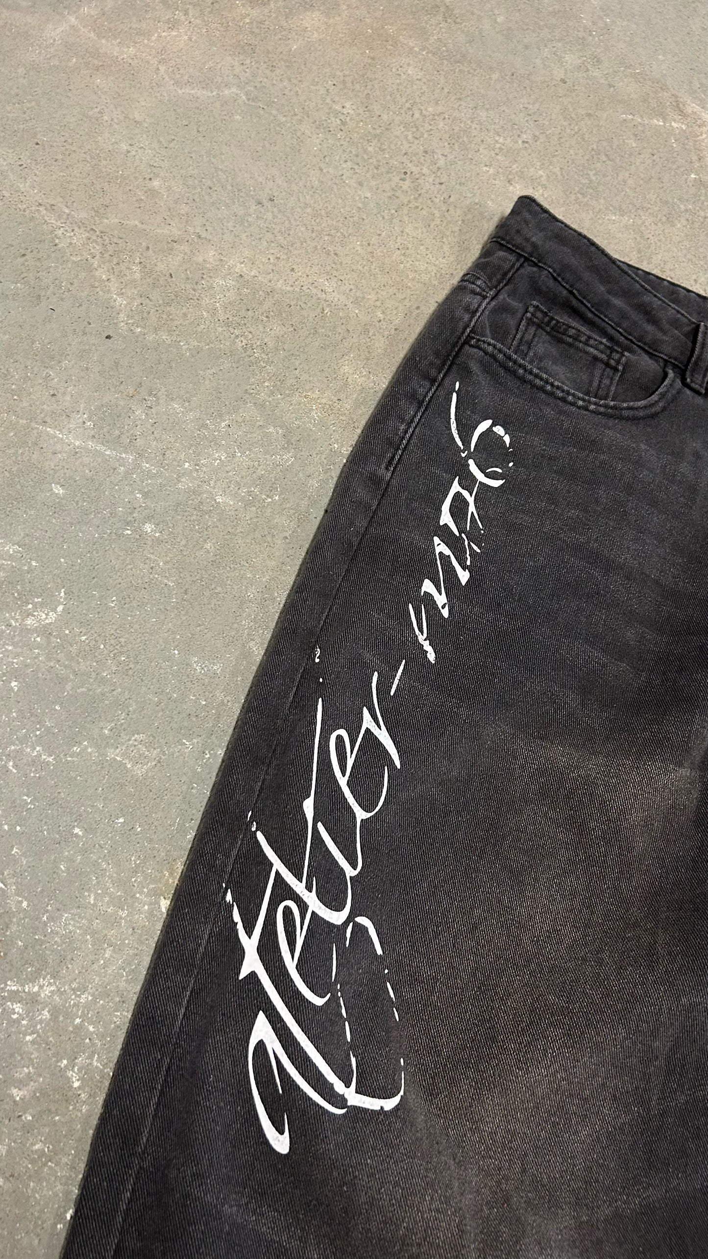 mo6-script jeans